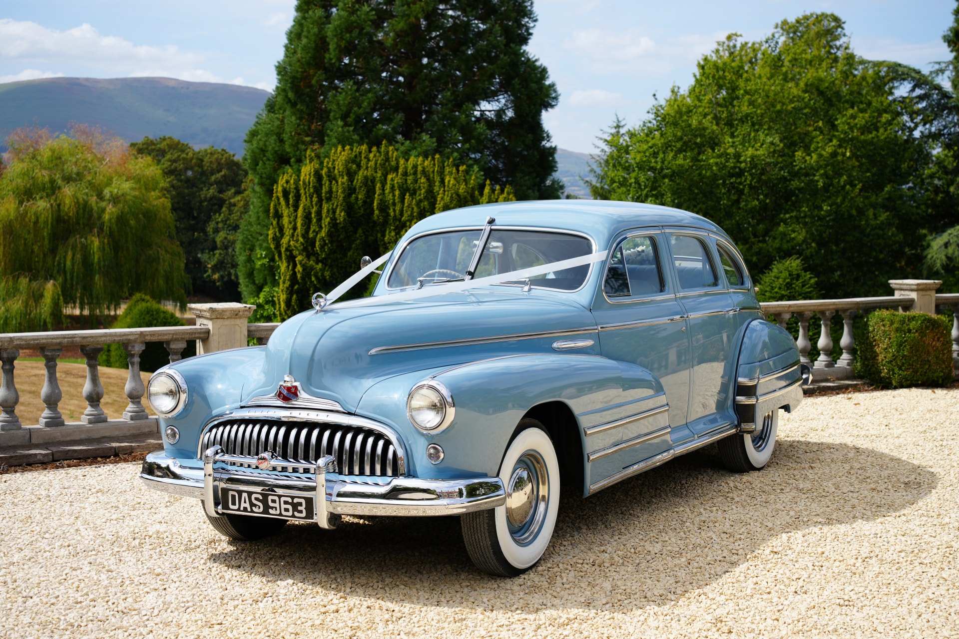 Bride arriving at her wedding in a classic car